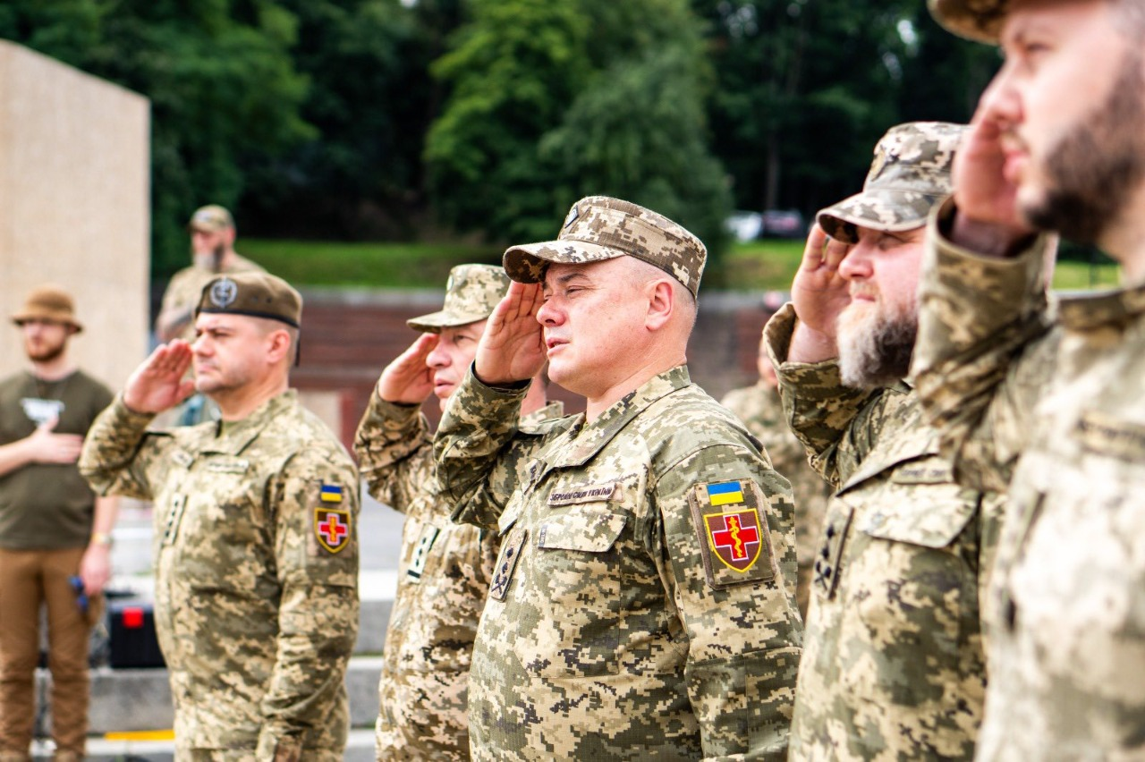 На Алеї захисників України в Києві з’явився новий пам’ятний знак "Медичні сили": фото