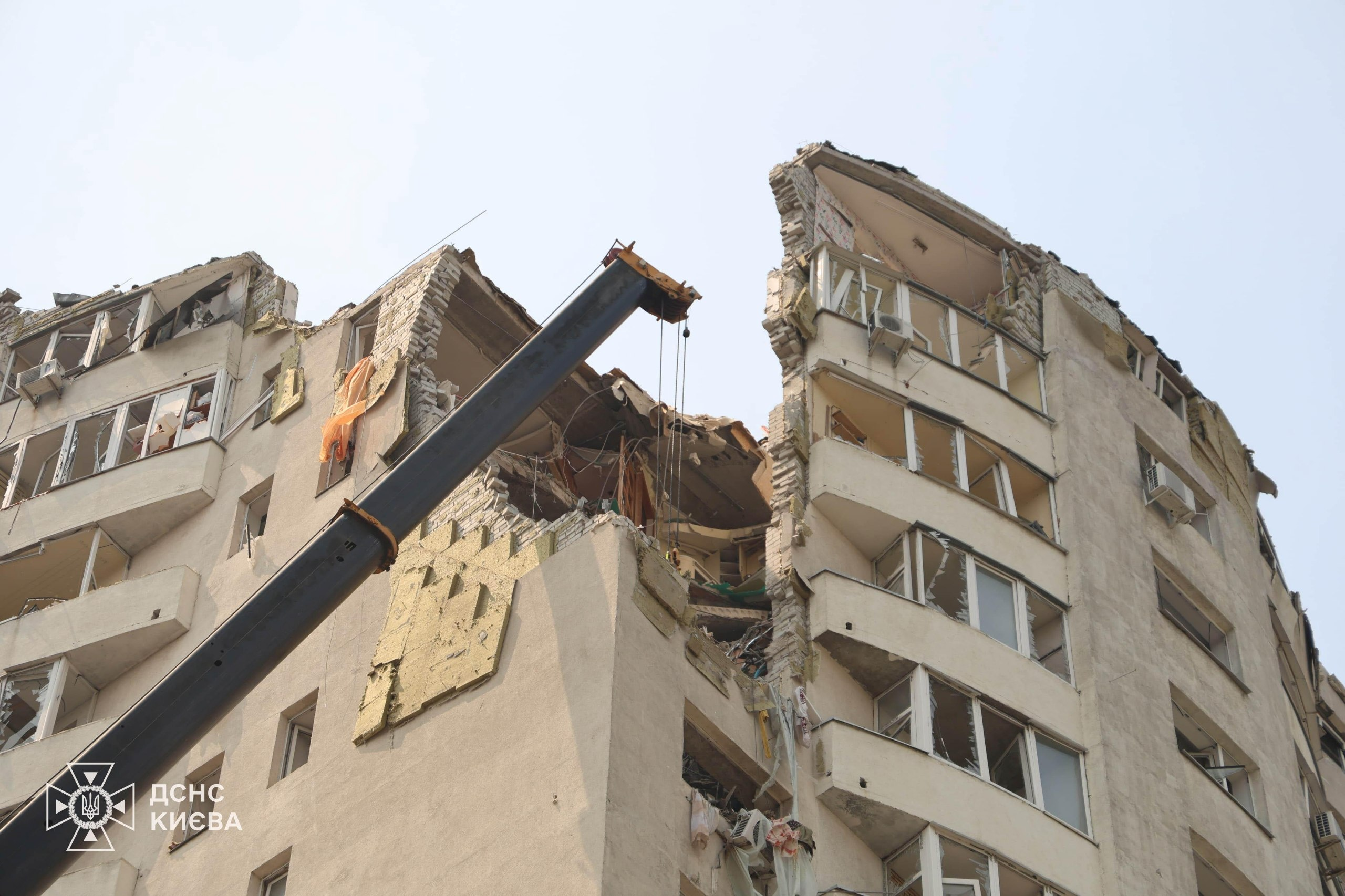 У зруйнованій росіянами дев’ятиповерхівці в Києві завершили пошукові роботи: фото