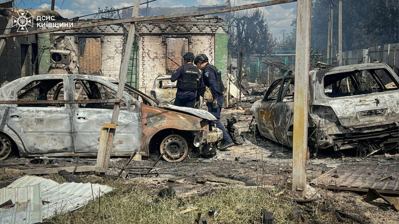 7 людей загинули, є поранені рятувальники: наслідки обстрілу у Вишневому на Київщині