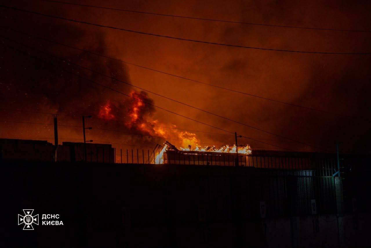 Фото: ДСНС Києва Вночі 8 липня 2026 року росіяни атакували Київ балістикою: що відомо про наслідки