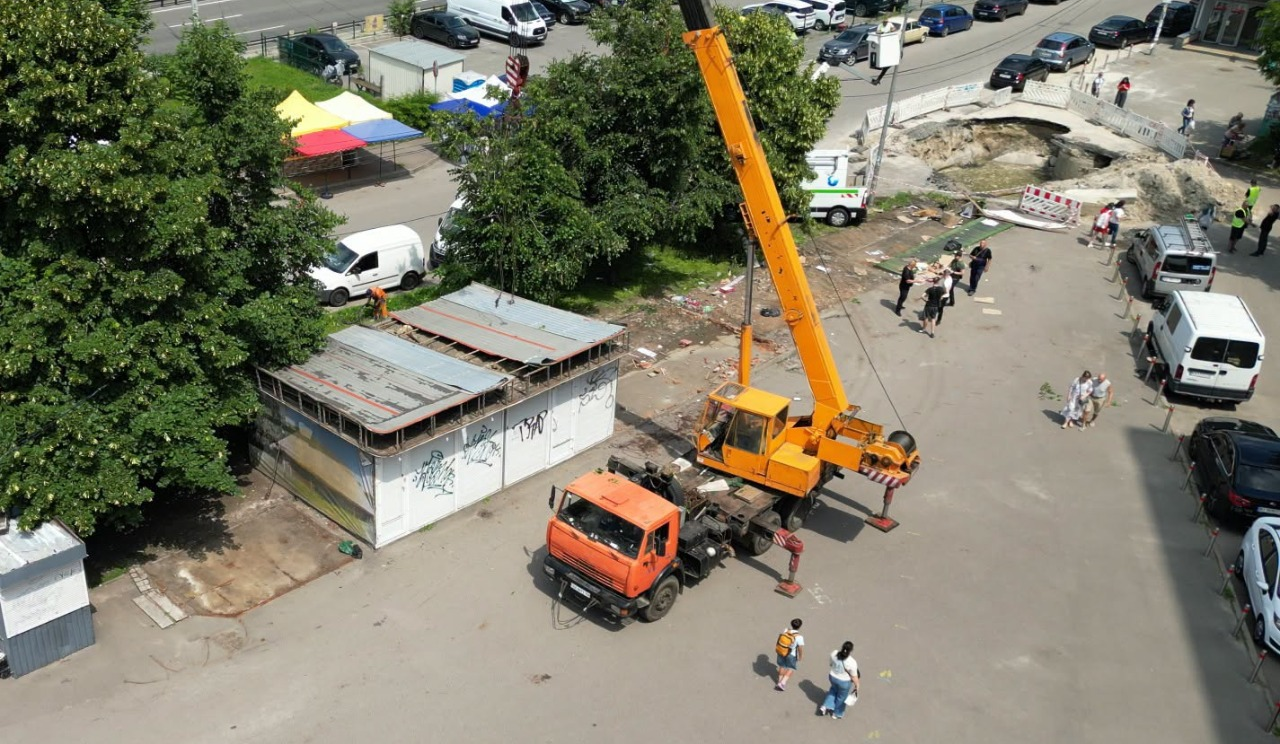 У Голосіївському районі демонтували МАФи, які заважали ремонтувати водомережі