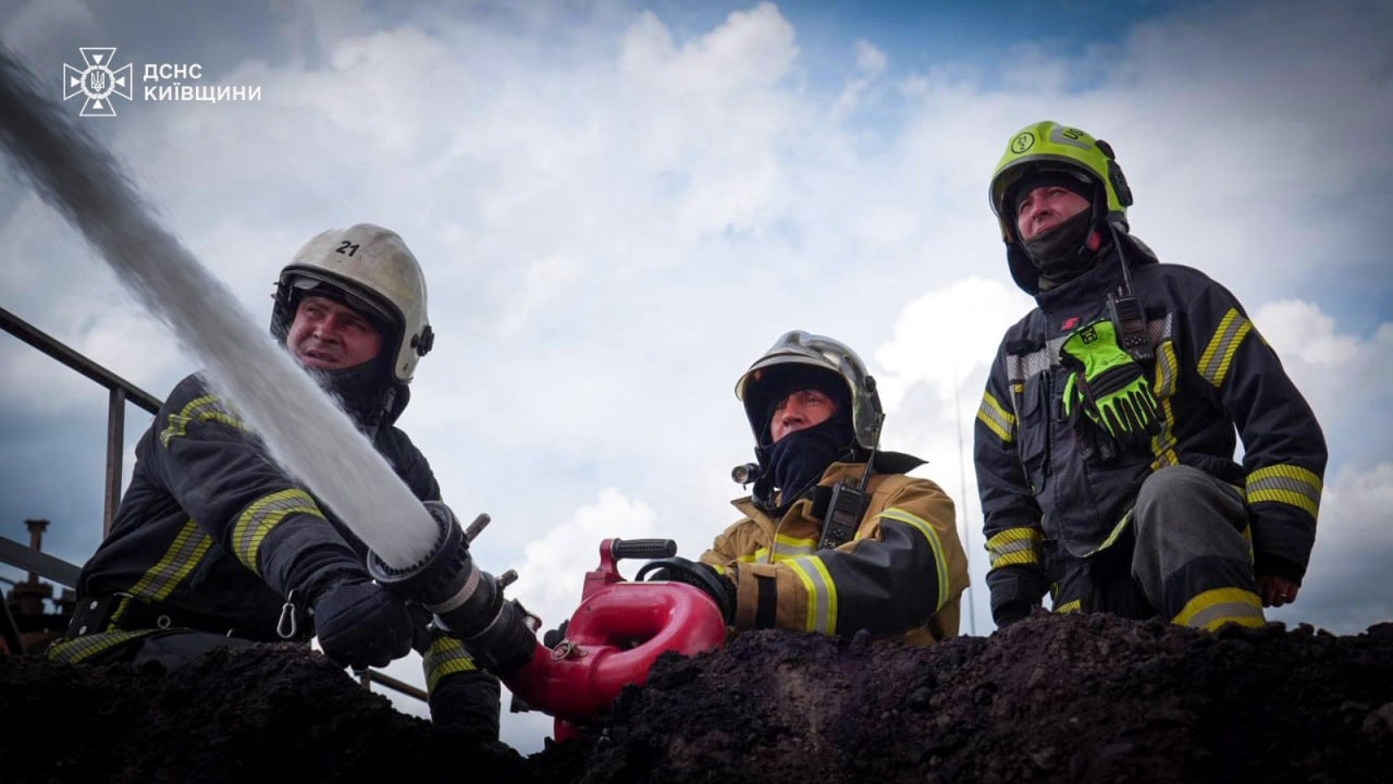 Внаслідок обстрілу 11 липня 2026 року на Київщині горів об’єкт інфраструктури: фото