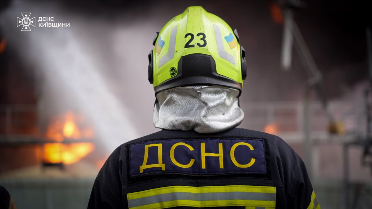 Внаслідок обстрілу 11 липня 2026 року на Київщині горів об’єкт інфраструктури: фото