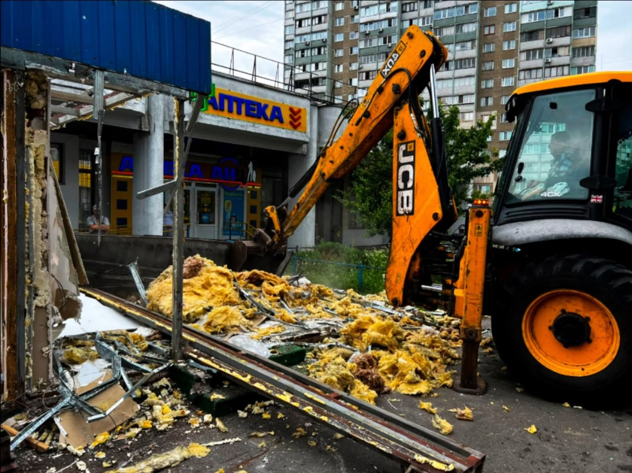 Фото: "Київблагоустрій" У кількох районах Києва за тиждень демонтували понад 30 МАФів: фото