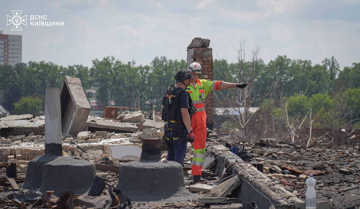 Рятувальники-верхолази обстежили дахи будівель у Вишневому: фото