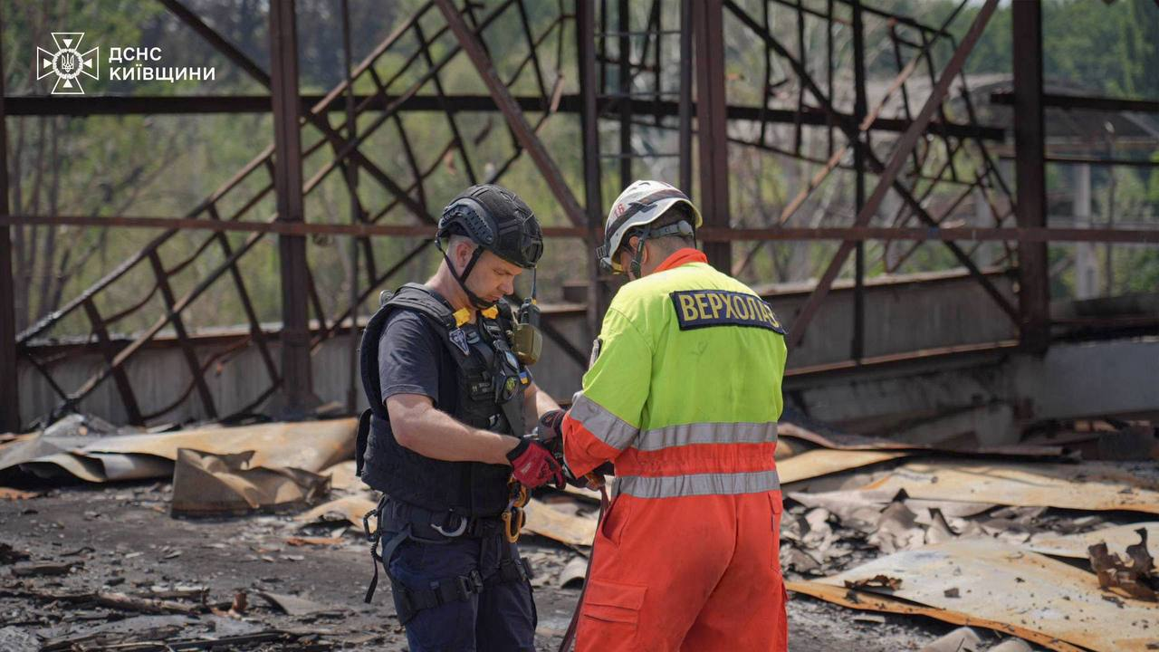 У Вишневому на Київщині провели розмінування на дахах будівель: фото
