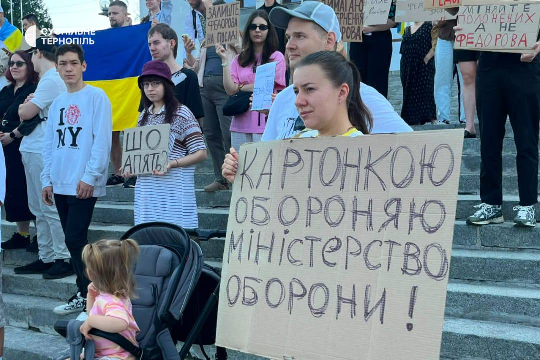У Києві протести через звільнення міністра оборони Михайла Федорова: фото та подробиці