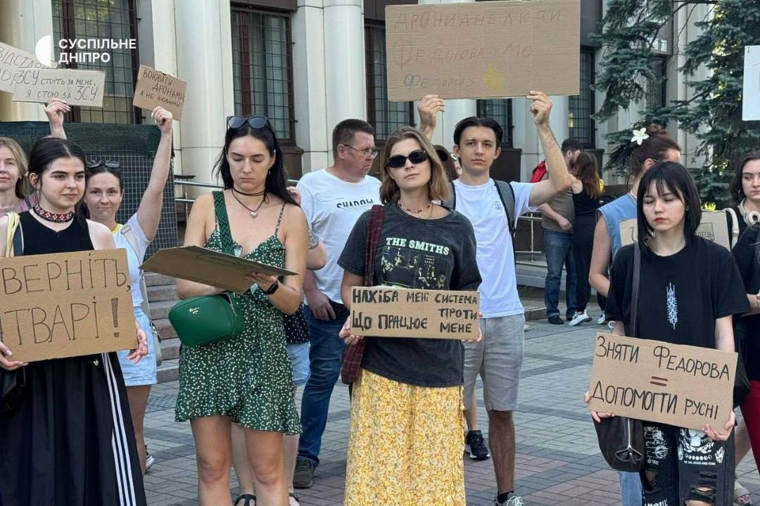 Фото: Суспільне У Києві протести через звільнення міністра оборони Михайла Федорова: фото та подробиці