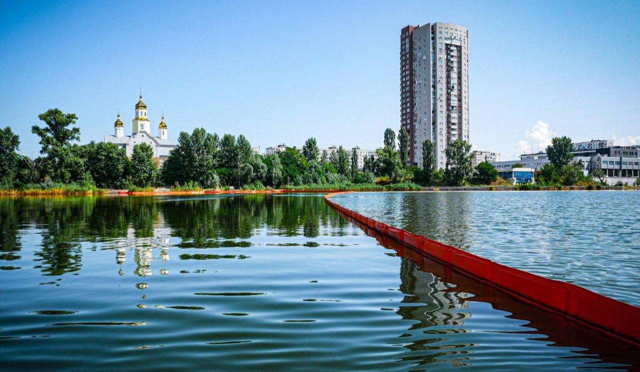 Забруднення озера Кирилівського на Оболоні: як очищають водойму