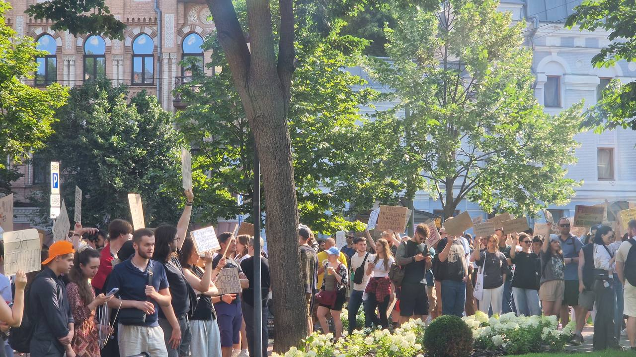 У Києві протести через звільнення міністра оборони Михайла Федорова: фото та подробиці