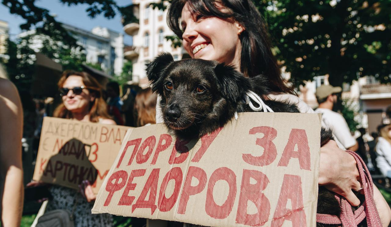 "Верніть Федорова, Сирського — геть!": в Україні тривають протести, мережу заполонили меми
