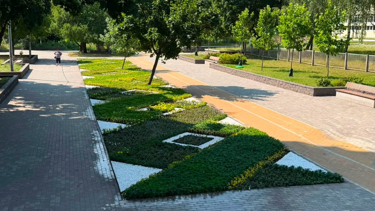 У сквері імені Георгія Гонгадзе в Києві створили масштабну квіткову композицію: фото