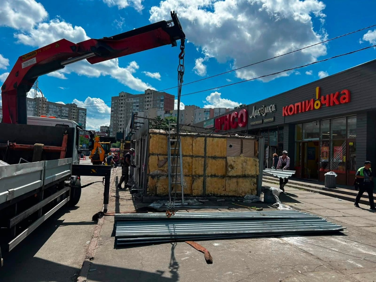 Торговельні лотки й намети: протягом тижня у Києві демонтували незаконні споруди