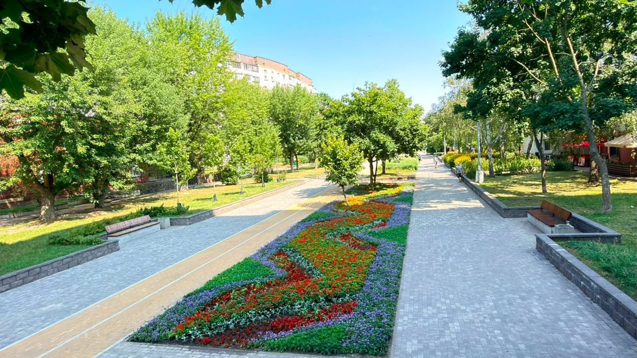 У сквері імені Георгія Гонгадзе в Києві створили масштабну квіткову композицію: фото