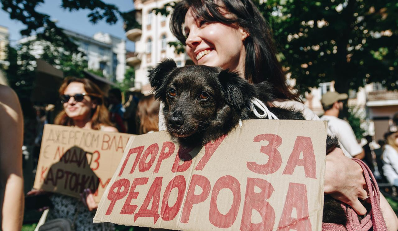 "Верніть Федорова, Сирського — геть!": в Україні тривають протести, мережу заполонили меми