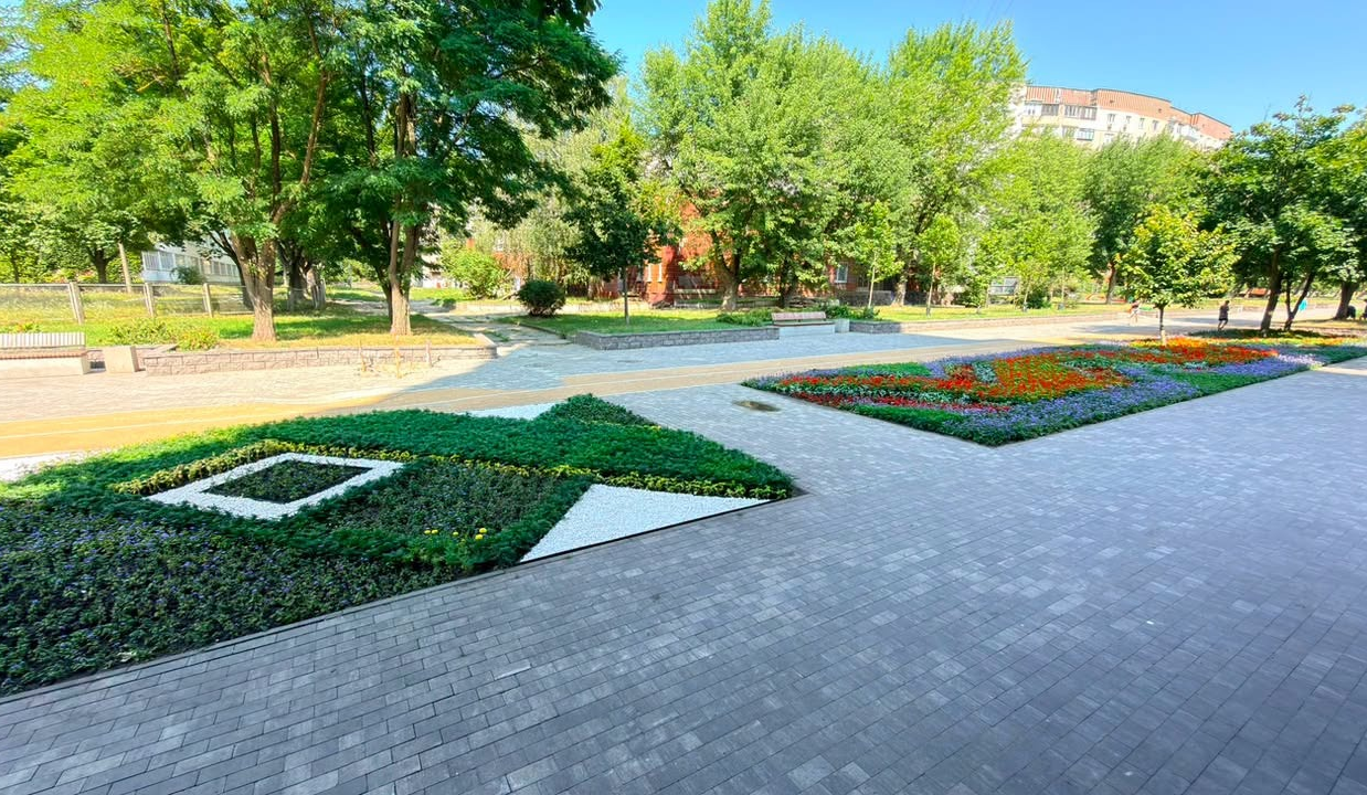 У сквері імені Георгія Гонгадзе створили масштабну квіткову композицію: фото