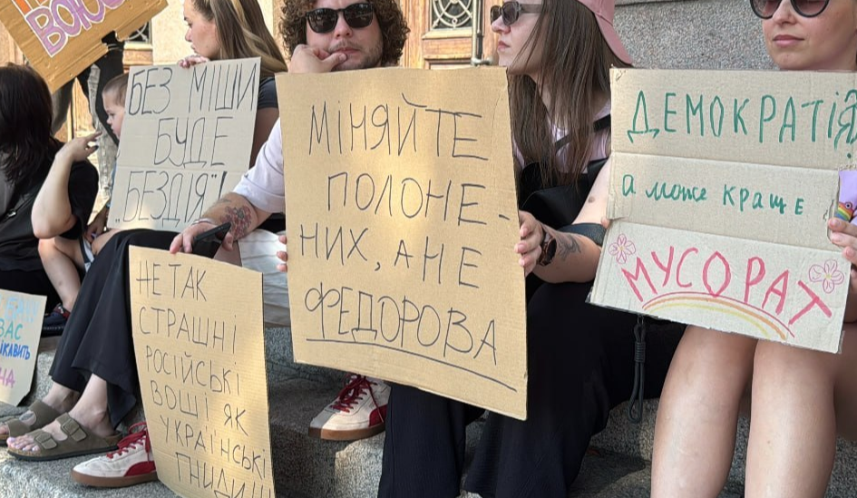 Понад тисячу плакатів: українець створив онлайн-галерею протестних картонок