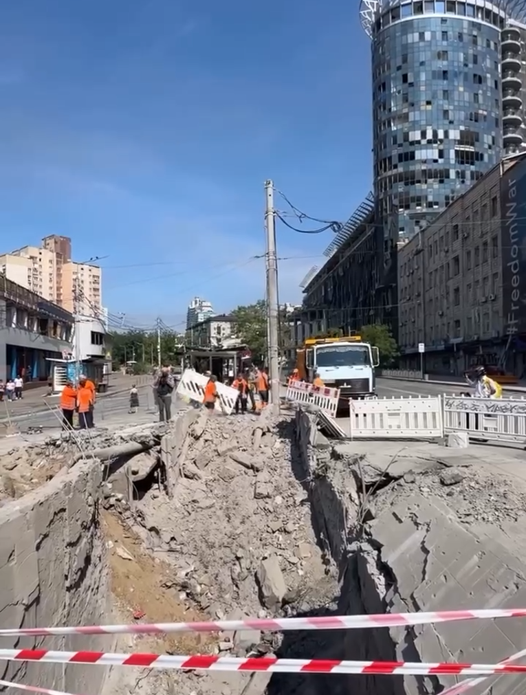 Біля метро "Лук’янівська" створюють наземний перехід замість зруйнованого підземного Біля метро "Лук’янівська" створюють наземний перехід замість зруйнованого підземного