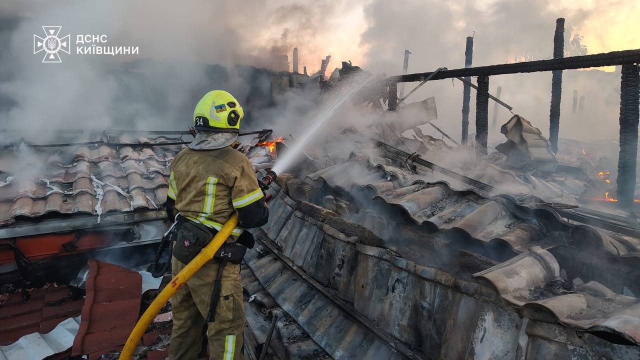 Фото: ДСНС Київщини Київську область вночі атакували ударними дронами: є поранені та руйнування