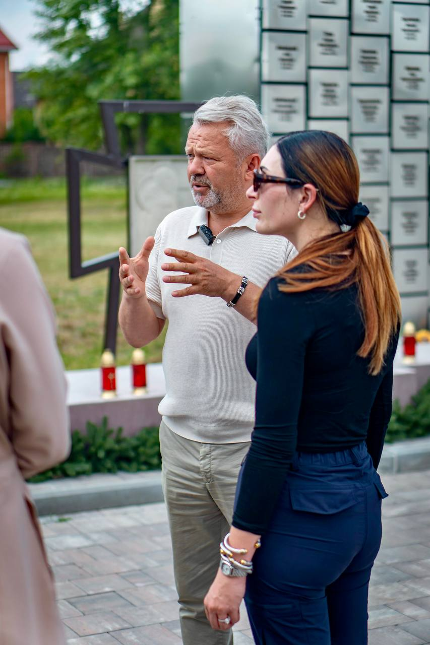 Американська політична активістка і блогерка Лора Лумер відвідала Бучу