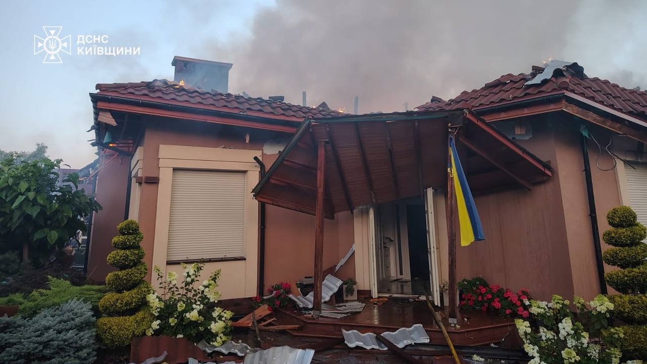 Київську область вночі атакували ударними дронами: є поранені та руйнування