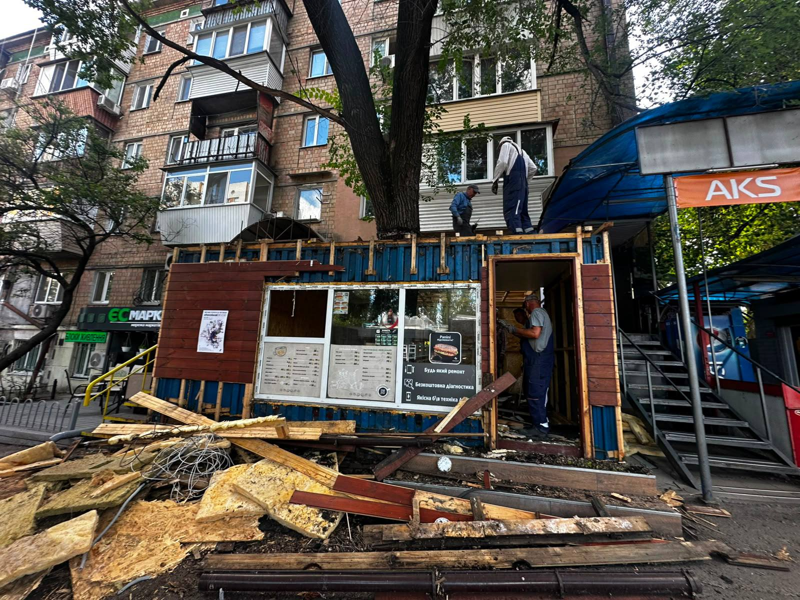 У Києві демонтували кіоск, який звели довкола живого дерева: фото