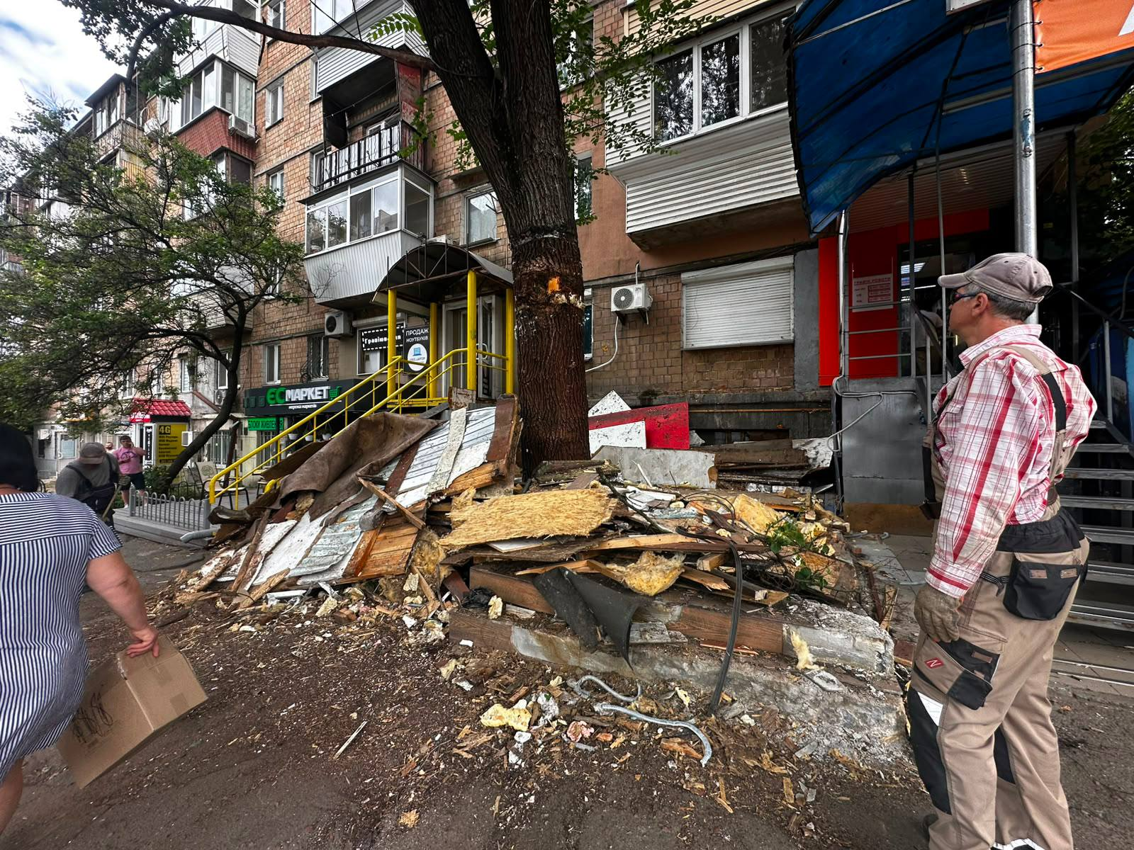 У Києві демонтували кіоск, який звели довкола живого дерева: фото
