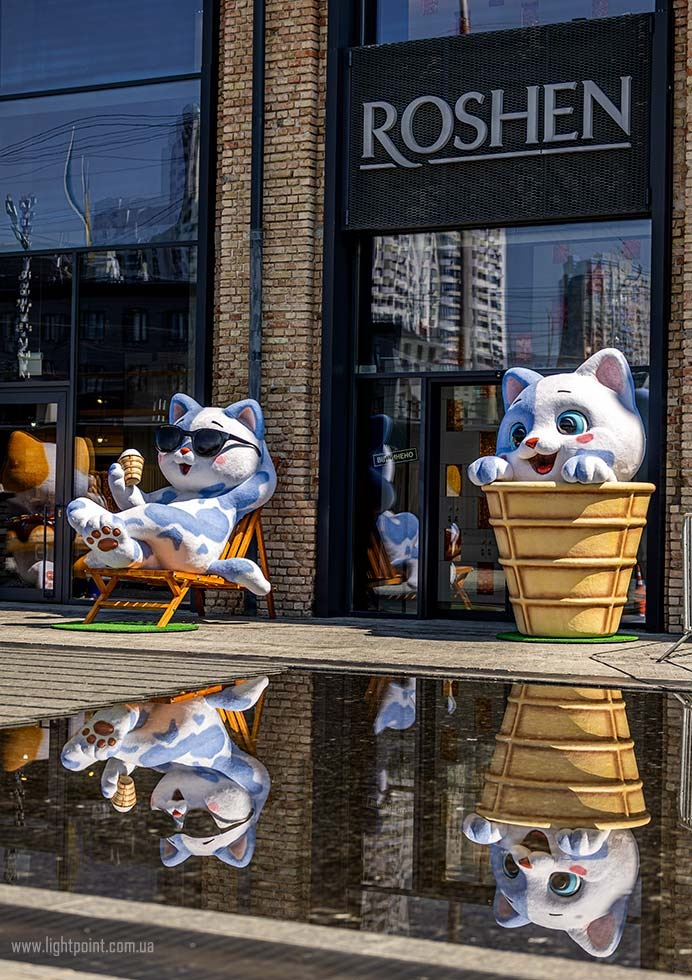 Фото: lightpoint Біля Roshen Plaza у Києві встановили фотозону з гігантськими котиками: фото