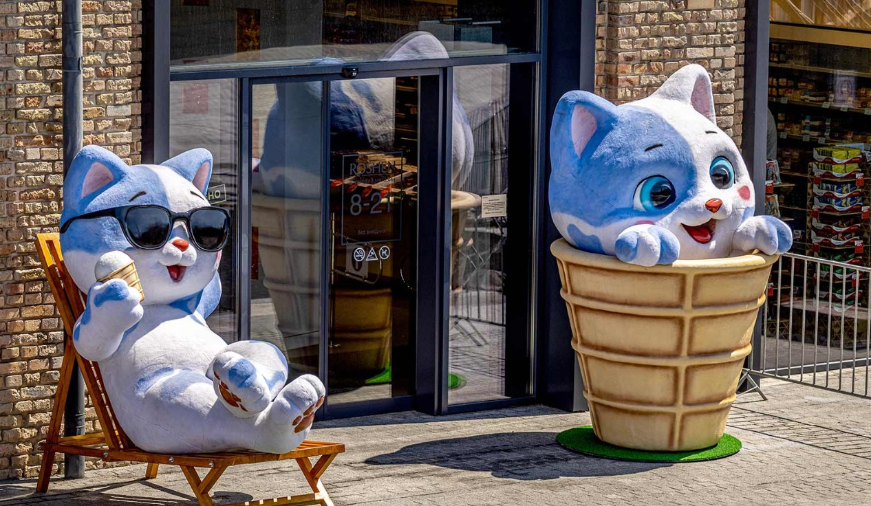 Біля Roshen Plaza у Києві встановили фотозону з гігантськими котиками: фото
