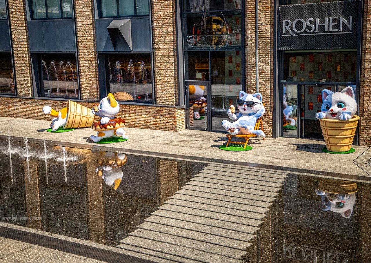 Біля Roshen Plaza у Києві встановили фотозону з гігантськими котиками: фото
