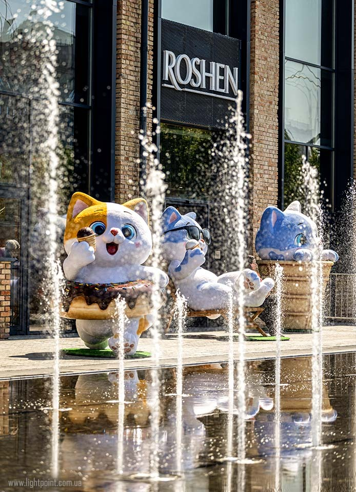 Фото: lightpoint Біля Roshen Plaza у Києві встановили фотозону з гігантськими котиками: фото