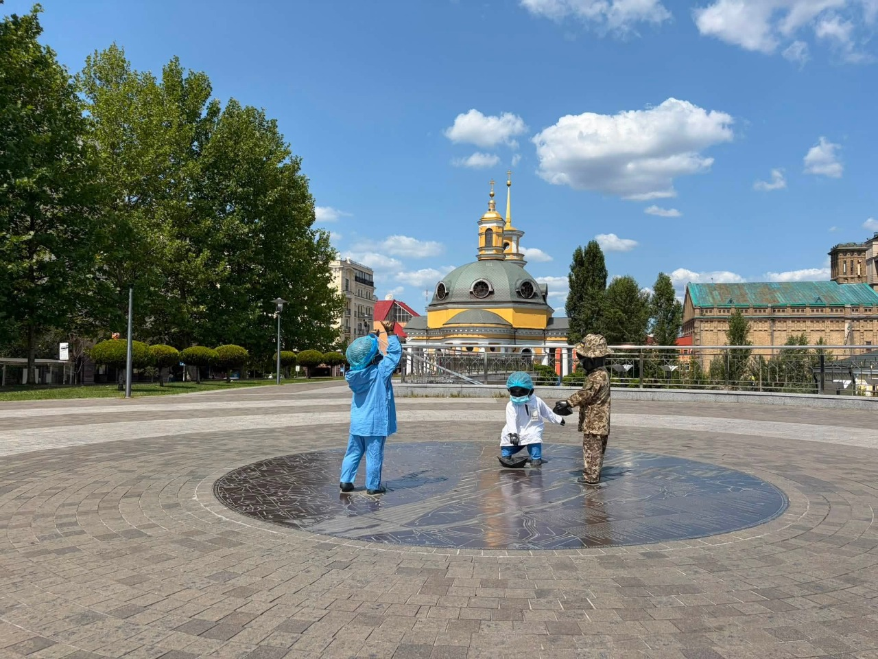 Фото: скульптор Володимир Журавель Скульптури малюків-засновників Києва вбрали до Дня медика 2026: фото