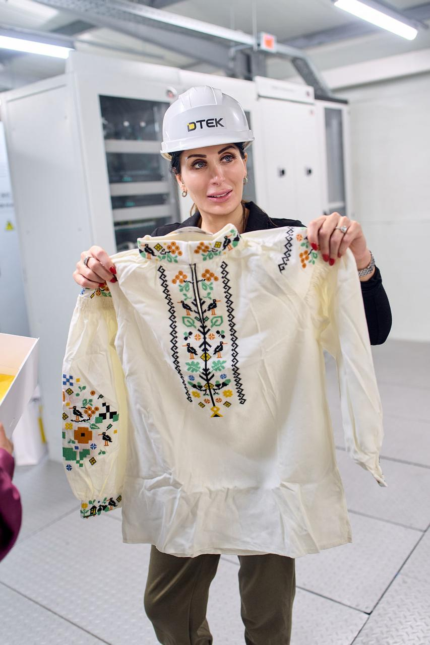 Блогерка Лора Лумер відвідала підстанцію ДТЕК на Київщині, яку відновили після удару рф