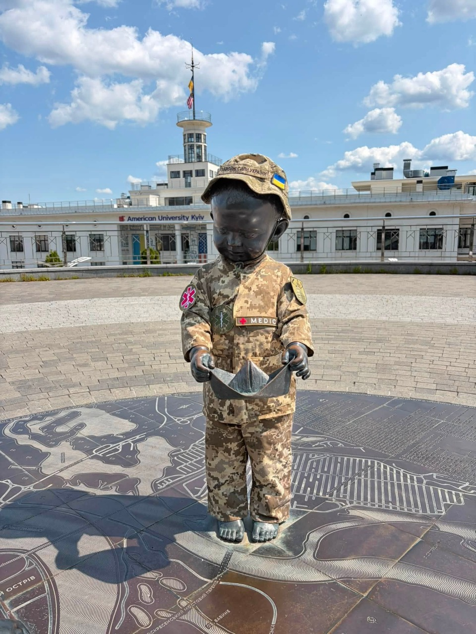 Фото: скульптор Володимир Журавель Скульптури малюків-засновників Києва вбрали до Дня медика 2026: фото