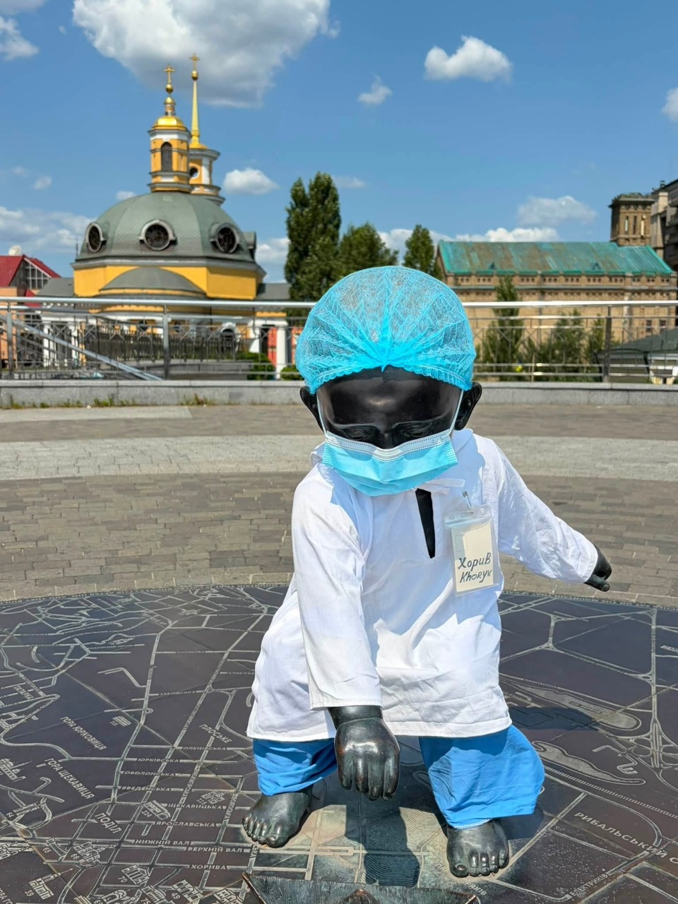 Скульптури малюків-засновників Києва вбрали до Дня медика 2026: фото