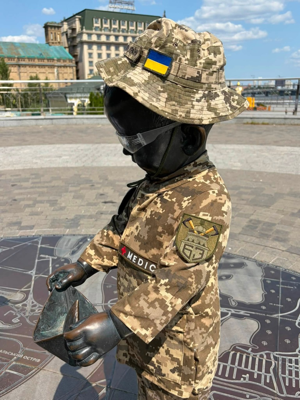 Фото: скульптор Володимир Журавель Скульптури малюків-засновників Києва вбрали до Дня медика 2026: фото