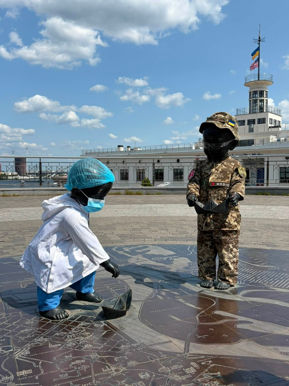 Скульптури малюків-засновників Києва вбрали до Дня медика 2026: фото