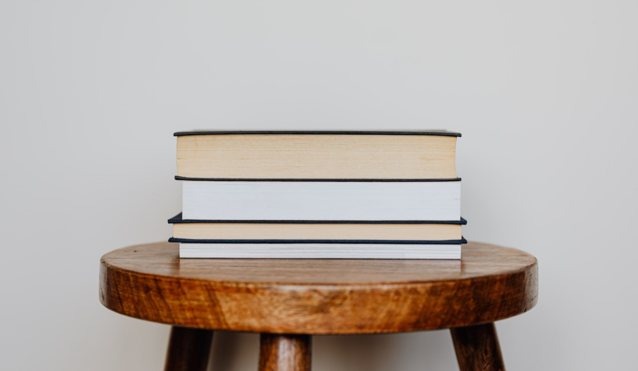 Відпочити від новин: 7 легких і затишних книжок, щоб втекти від реальності