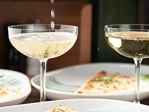 В центрі Києва відкрився Prosecco Bar "Чотири Чебуреки": адреса, меню та ціни