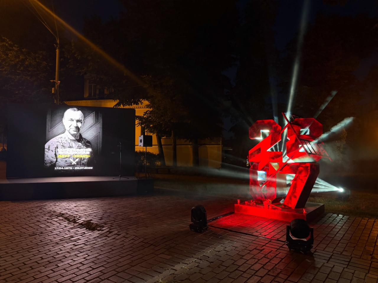 На Михайлівській площі у Києві відкрили інсталяцію до роковин теракту в Оленівці: фото