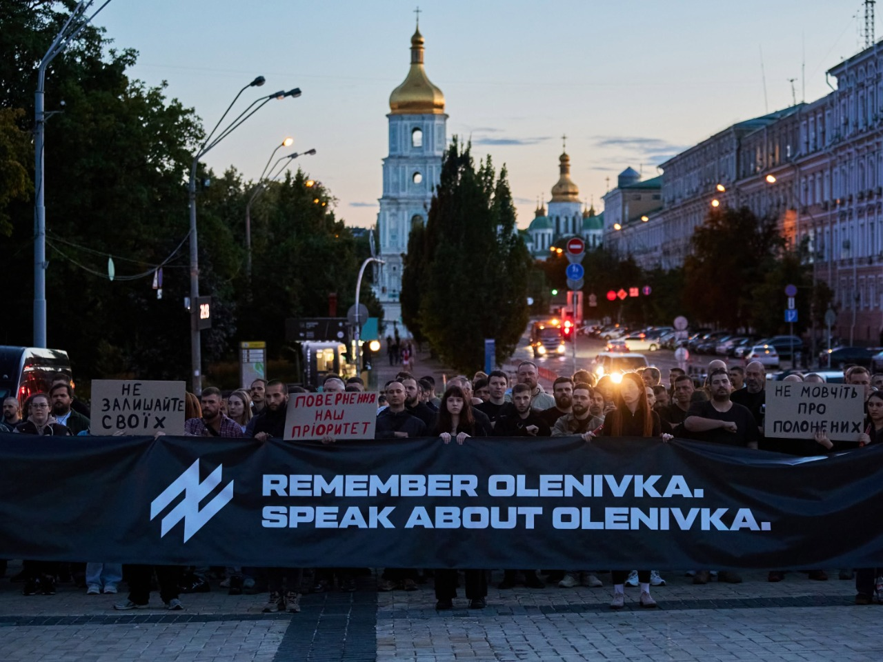 На Михайлівській площі у Києві відкрили інсталяцію до роковин теракту в Оленівці: фото