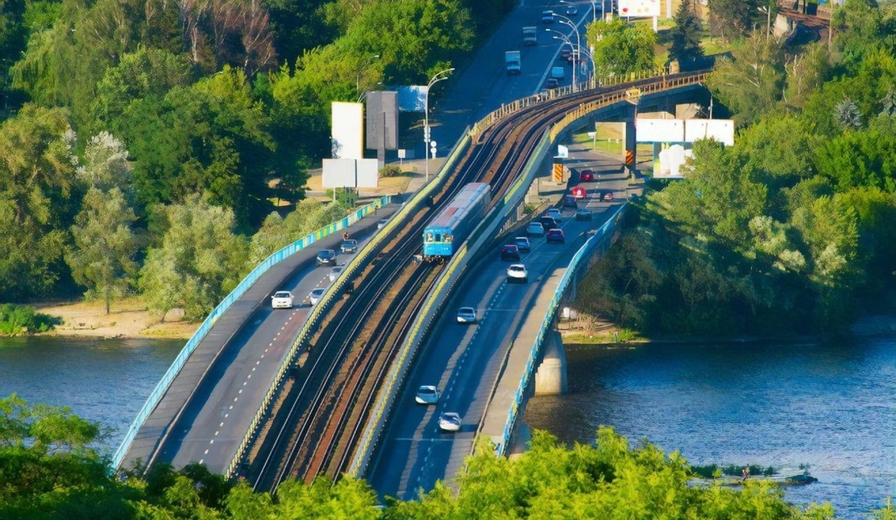 У Києві кілька днів частково обмежуватимуть рух мостом Метро: деталі