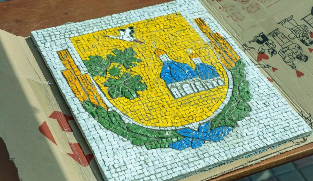 Для села на Київщині виготовили герб з мозаїки: як він виглядає