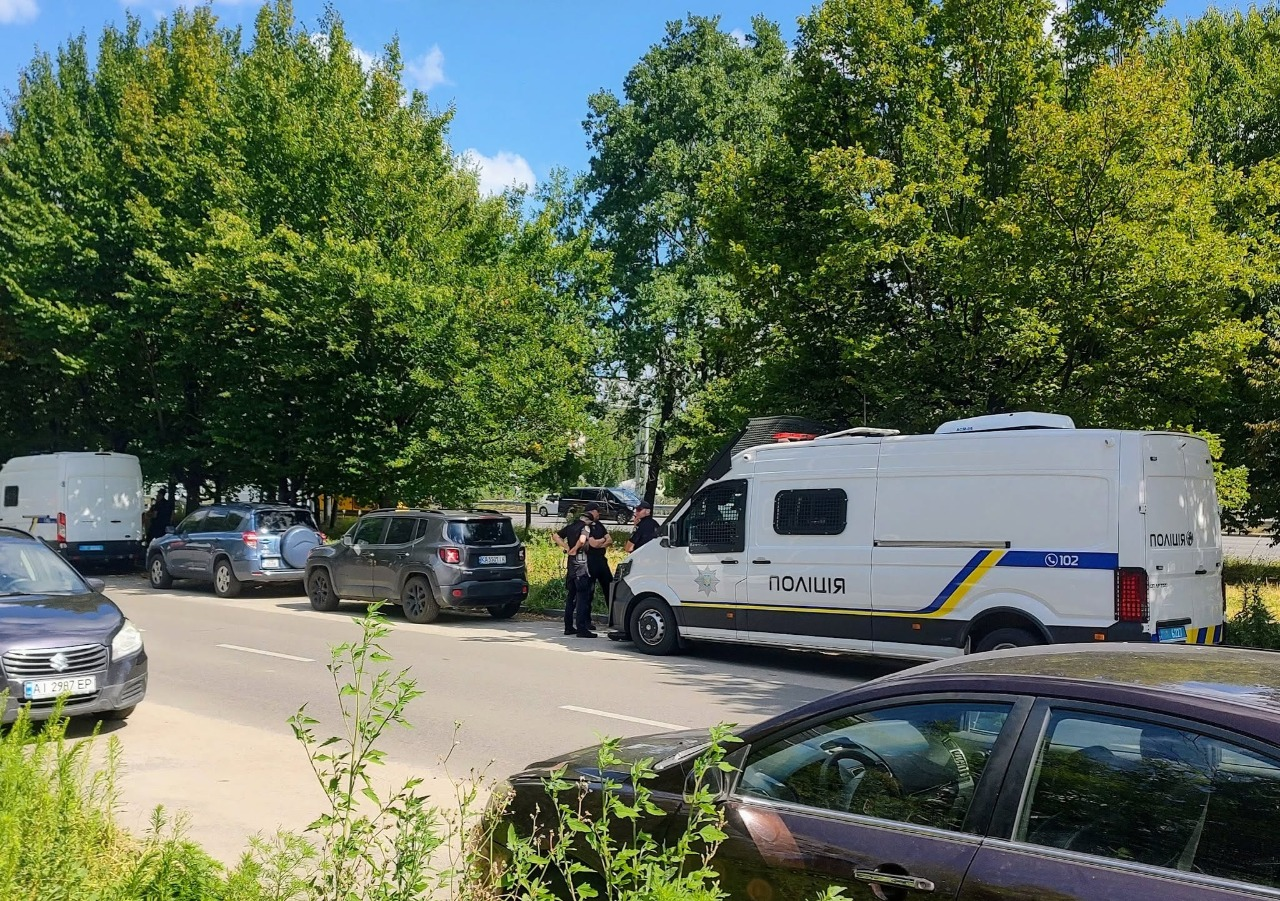 На Теремках масово вирубують дерева: в КМДА кажуть, що це для нової теплотраси