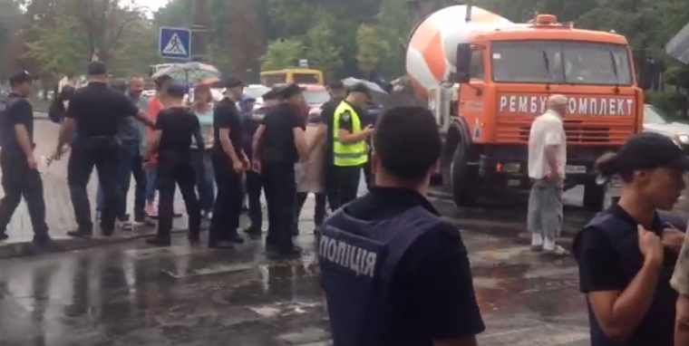 Полиция оттеснила протестующих, чтобы пропустить технику на скандальную стройку (видео)