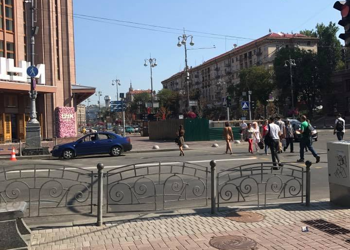 В Киеве голую женщину забрала полиция 
