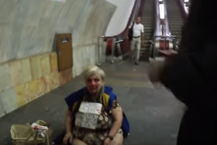 В столичном метро попрошайка пыталась загрызть кота (видео, фото) 