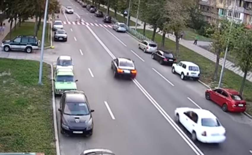 В сети показали, как гонял по городу виновник аварии на Днепровской набережной (видео)
