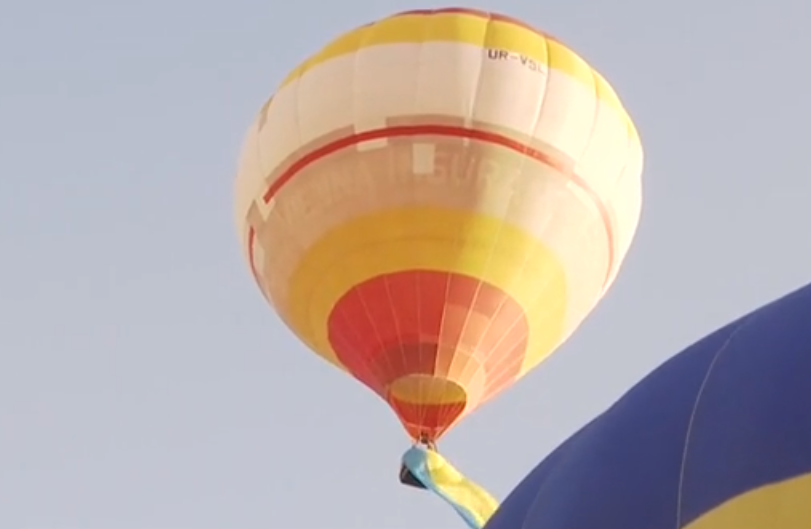На Київщині у небо запустили український прапор на повітряних кулях (відео) 