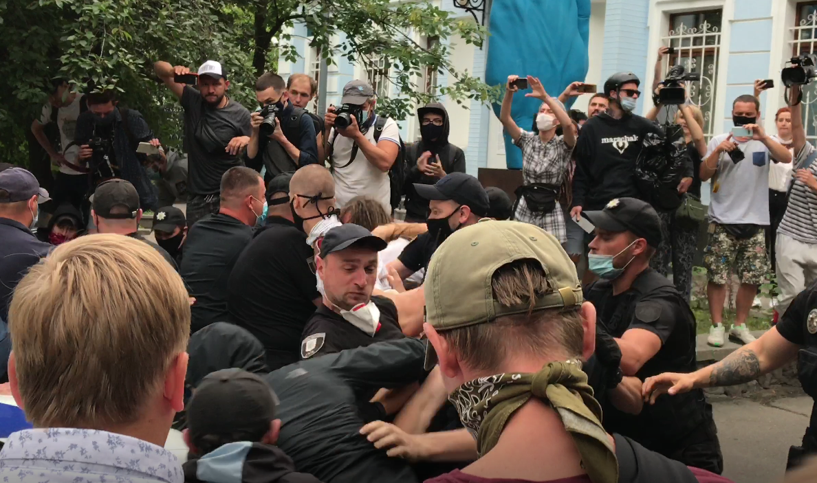 Под посольством Беларуси в Киеве митингующие столкнулись с полицией